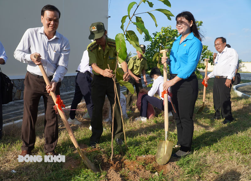 Phó giám đốc Sở GD&amp;ĐT Võ Văn Luyến và đại biểu trồng cây tại lễ phát động.