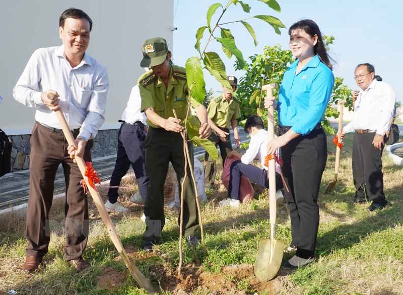 Phó giám đốc Sở Giáo dục và Đào tạo Võ Văn Luyến và các đại biểu trồng cây trong trường học.