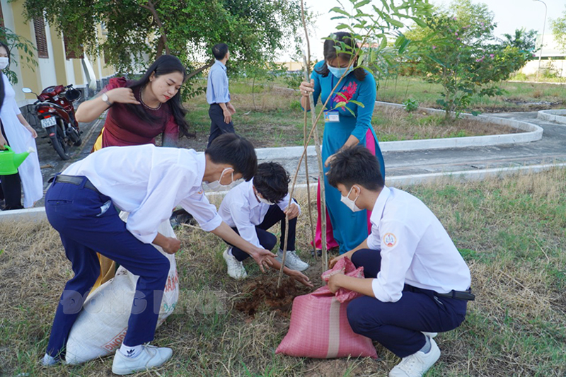 Giáo viên và học sinh Trường THPT Thạnh Phước (Bình Đại) trồng cây trong khuôn viên trường.