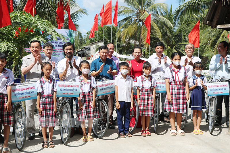 Họa sĩ Lê Đức Tùng và họa sĩ Đậu Quang Anh trao tặng 20 xe đạp cho học sinh khó khăn, hiếu học.
