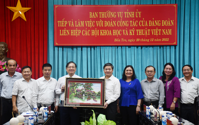 Đoàn công tác của Đảng đoàn Liên hiệp các Hội Khoa học và Kỹ thuật Việt Nam tặng quà và chụp ảnh với lãnh đạo tỉnh Bến Tre.