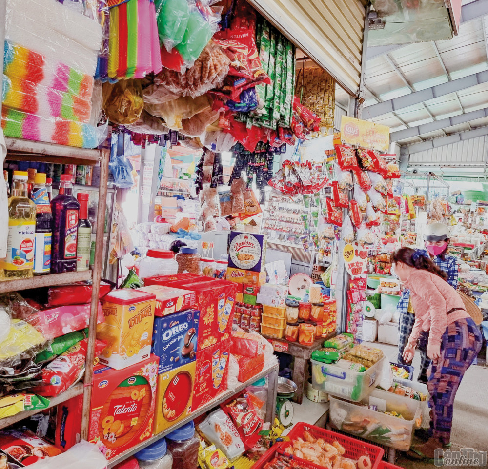 Mua bán hàng hóa tại chợ ở thị trấn Thới Lai, huyện Thới Lai.