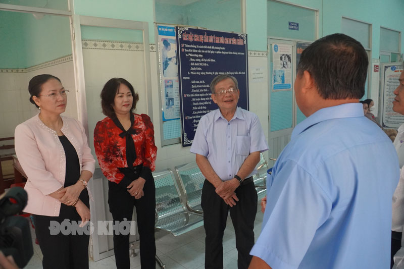 Đoàn giám sát khảo sát hiện trạng Trạm Y tế xã Tân Xuân