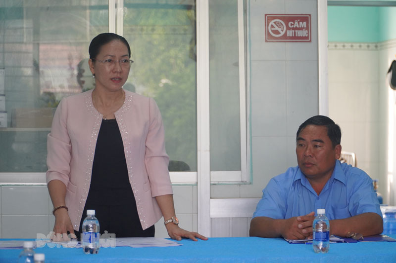 41 Phó trưởng Đoàn chuyên trách Đoàn đại biểu Quốc hội tỉnh Bến Tre Nguyễn Thị Yến Nhi phát biểu tại buổi giám sát Trạm Y tế xã Tân xuân