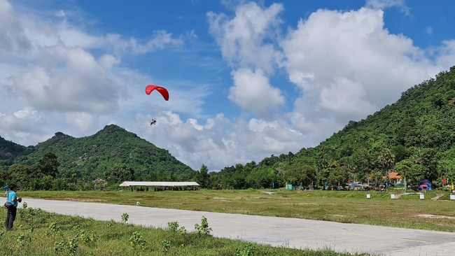 An Giang: Biểu diễn dù lượn dưới chân Phụng Hoàng Sơn mừng năm mới 2023