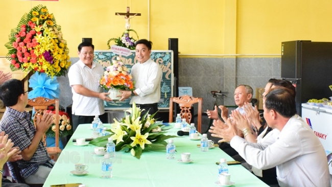 Bến Tre: Chủ tịch UBND tỉnh Trần Ngọc Tam thăm, chúc mừng tổ chức, chức sắc tôn giáo tiêu biểu