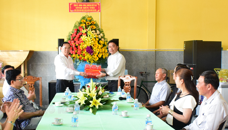 Chủ tịch UBND tỉnh Trần Ngọc Tam tặng quà, lẵng hoa chúc mừng Giáng sinh đến Linh mục Nguyễn Thanh Dũng.