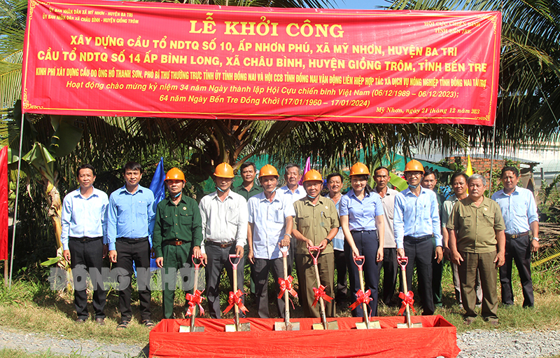 Đại biểu khởi công xây dựng cầu Tổ 10, ấp Nhơn Phú, xã Mỹ Nhơn.