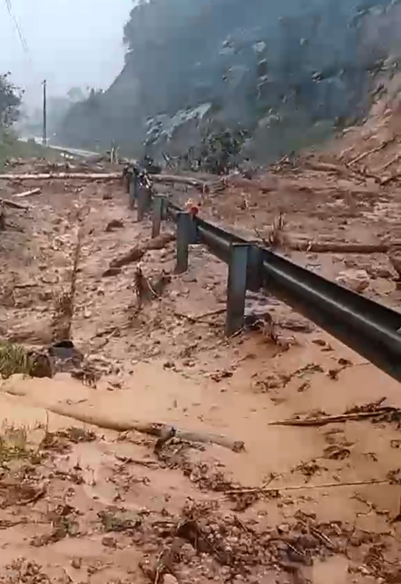 Lâm Đồng: Sạt lở nghiêm trọng trên đèo Khánh Lê, khuyến cáo người dân hạn chế qua lại