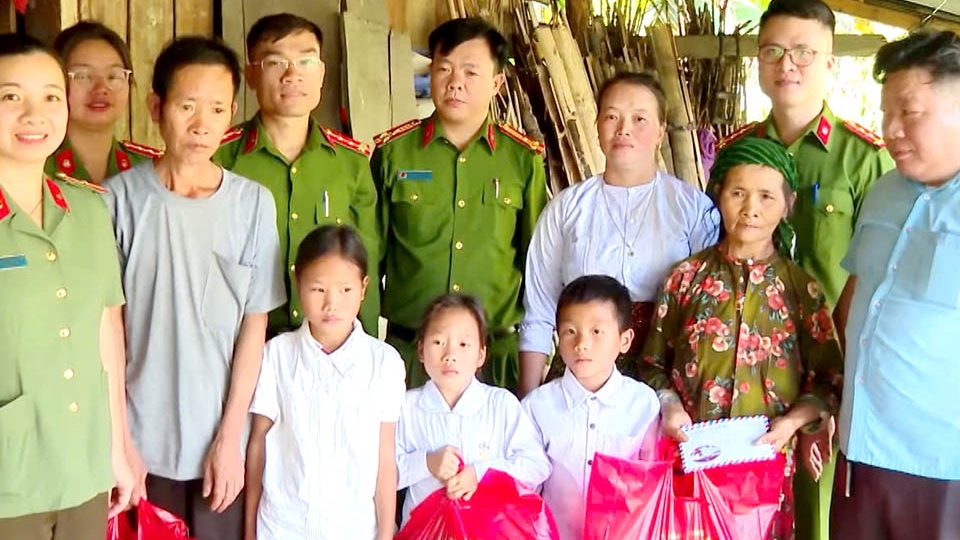 Hà Giang: Những người cha nuôi trên Cao nguyên đá