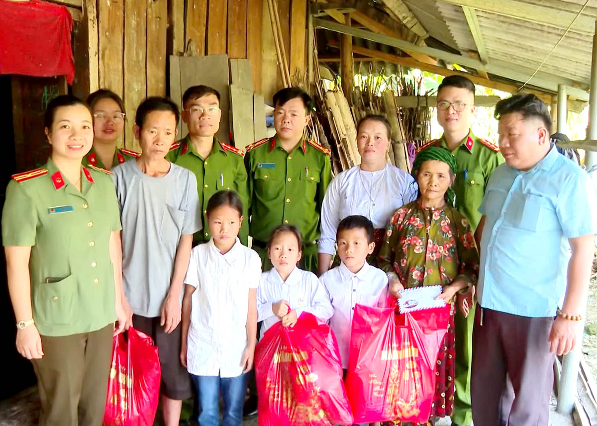 Hà Giang: Những người cha nuôi trên Cao nguyên đá