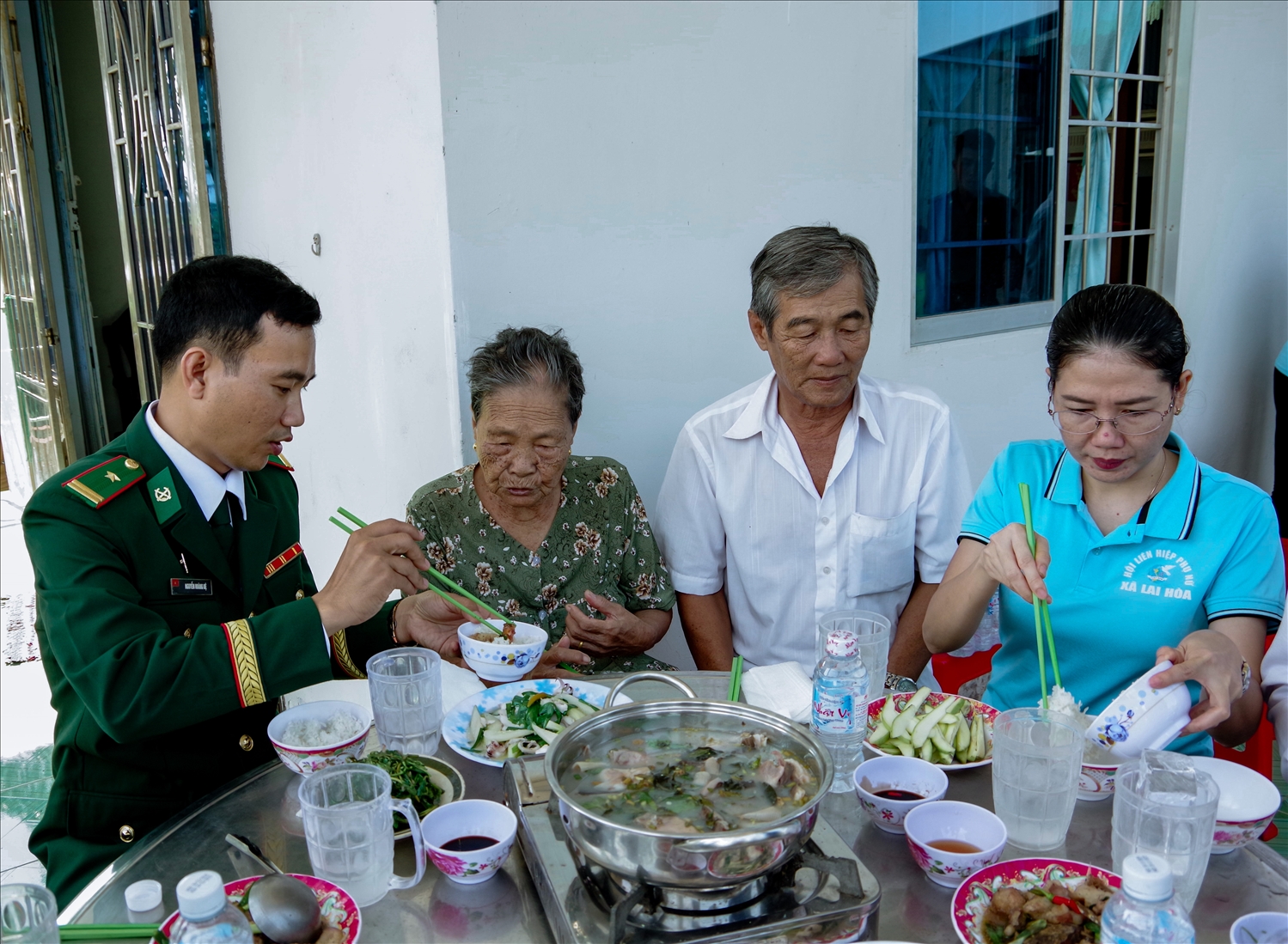 Bữa cơm ấm tình đạo lý tri ân ở vùng biên giới biển Vĩnh Châu