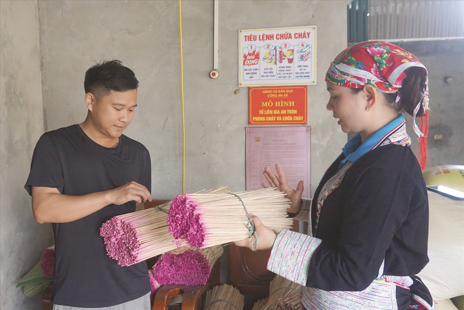 Nữ Bí thư Chi bộ người Dao mang sức trẻ xây dựng quê hương Nữ Bí thư Chi bộ người Dao mang sức trẻ xây dựng quê hương