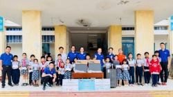 Tuổi trẻ Vietsovpetro hướng về vùng lũ Gia Lai với chương trình “Tiếp bước đến trường”