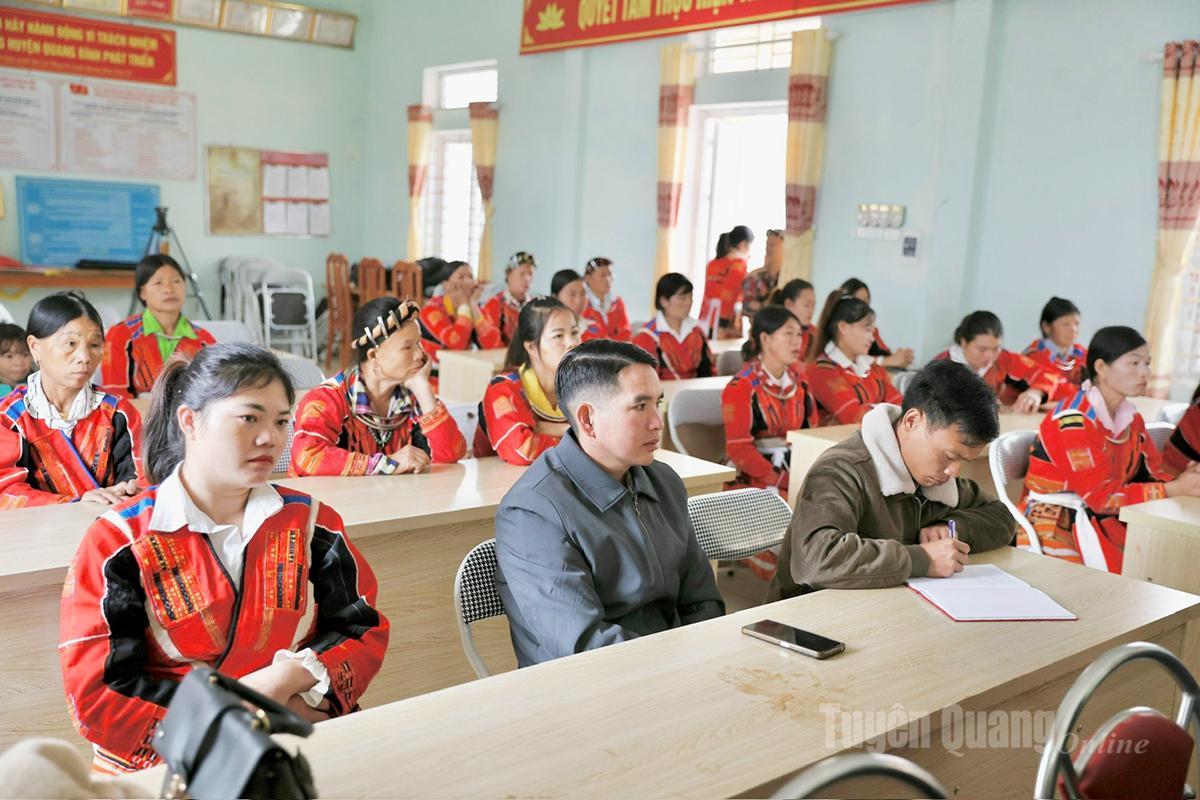 Tuyên Quang: Khai giảng lớp dạy nghề dệt, may thổ cẩm dân tộc Pà Thẻn Tuyên Quang: Khai giảng lớp dạy nghề dệt, may thổ cẩm dân tộc Pà Thẻn