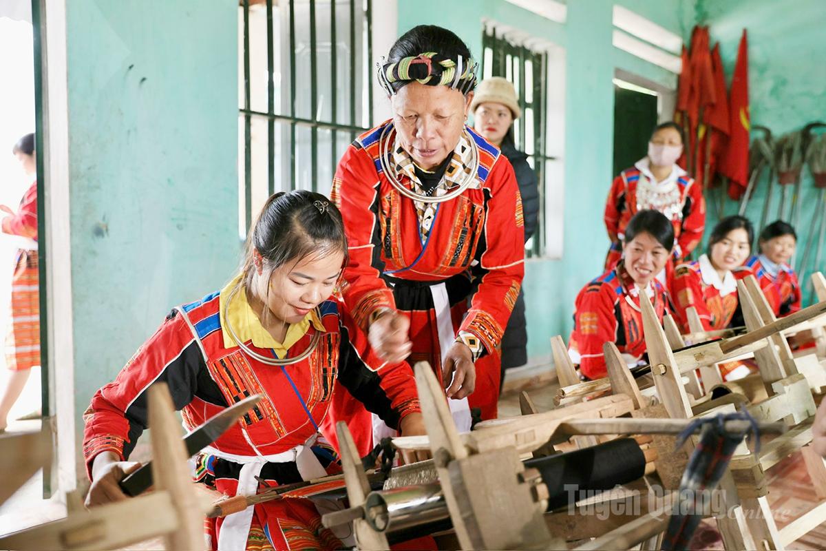 Tuyên Quang: Khai giảng lớp dạy nghề dệt, may thổ cẩm dân tộc Pà Thẻn Tuyên Quang: Khai giảng lớp dạy nghề dệt, may thổ cẩm dân tộc Pà Thẻn