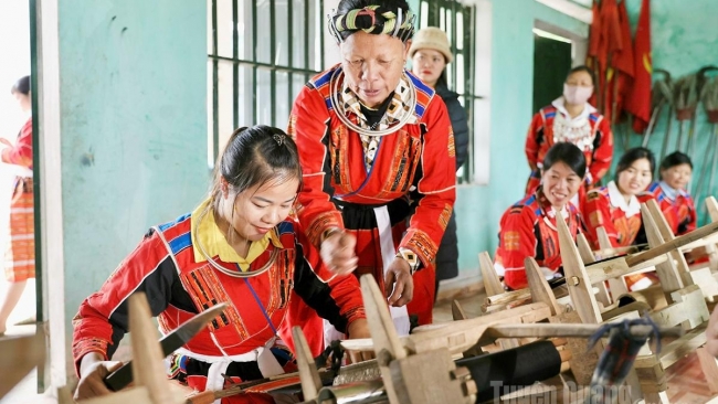 Tuyên Quang: Khai giảng lớp dạy nghề dệt, may thổ cẩm dân tộc Pà Thẻn