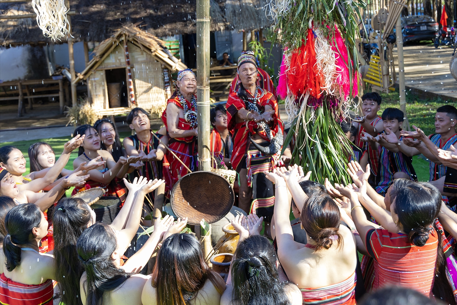 Phục dựng Lễ mừng lúa mới truyền thống của người Gié Triêng Phục dựng Lễ mừng lúa mới truyền thống của người Gié Triêng