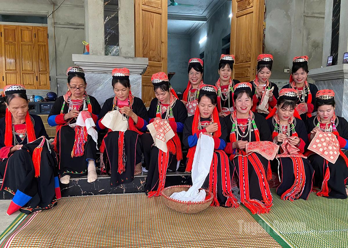 Tuyên Quang: Thôn Éo giữ gìn bản sắc Dao thanh y Tuyên Quang: Thôn Éo giữ gìn bản sắc Dao thanh y