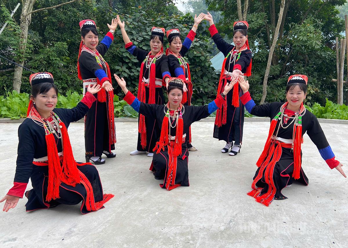 Tuyên Quang: Thôn Éo giữ gìn bản sắc Dao thanh y Tuyên Quang: Thôn Éo giữ gìn bản sắc Dao thanh y