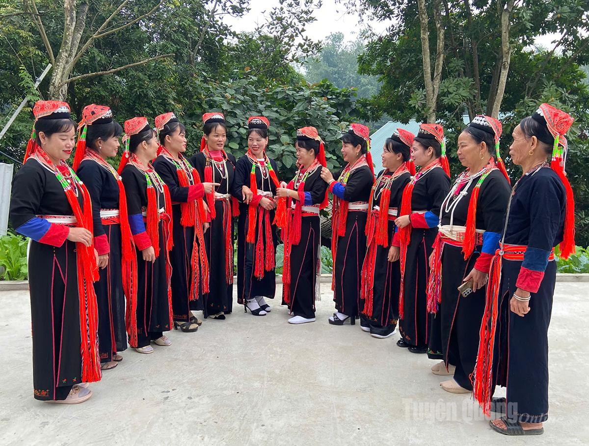 Tuyên Quang: Thôn Éo giữ gìn bản sắc Dao thanh y Tuyên Quang: Thôn Éo giữ gìn bản sắc Dao thanh y