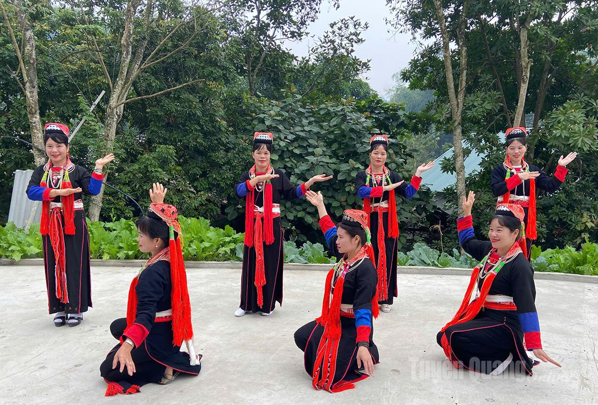 Tuyên Quang: Thôn Éo giữ gìn bản sắc Dao thanh y Tuyên Quang: Thôn Éo giữ gìn bản sắc Dao thanh y