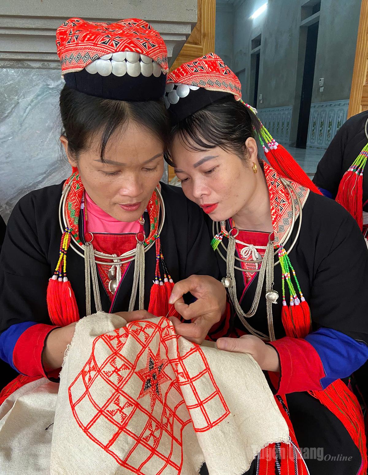 Tuyên Quang: Thôn Éo giữ gìn bản sắc Dao thanh y Tuyên Quang: Thôn Éo giữ gìn bản sắc Dao thanh y