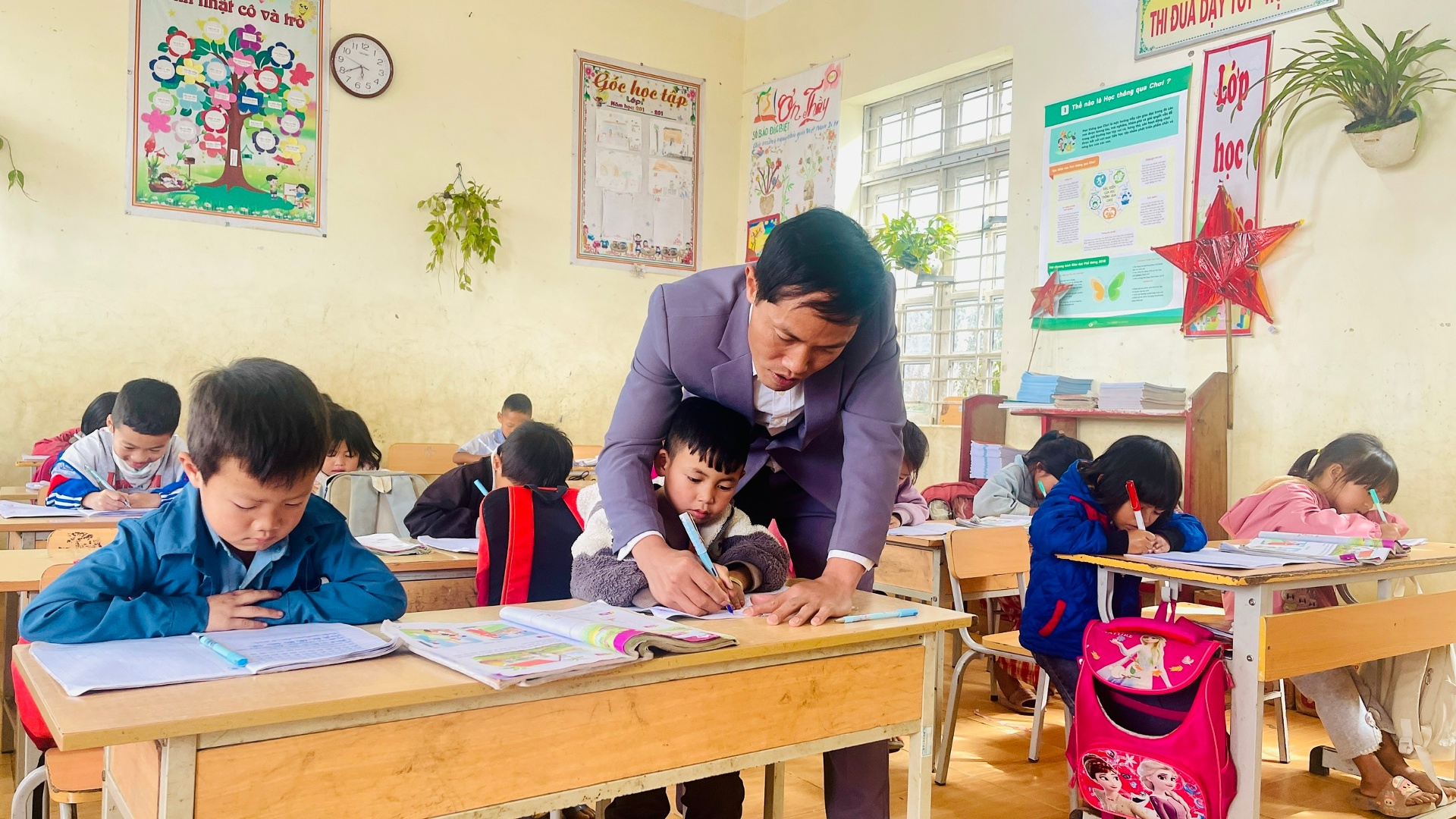 Lai Châu: Lặng thầm đưa đò để học trò được "sáng" chữ