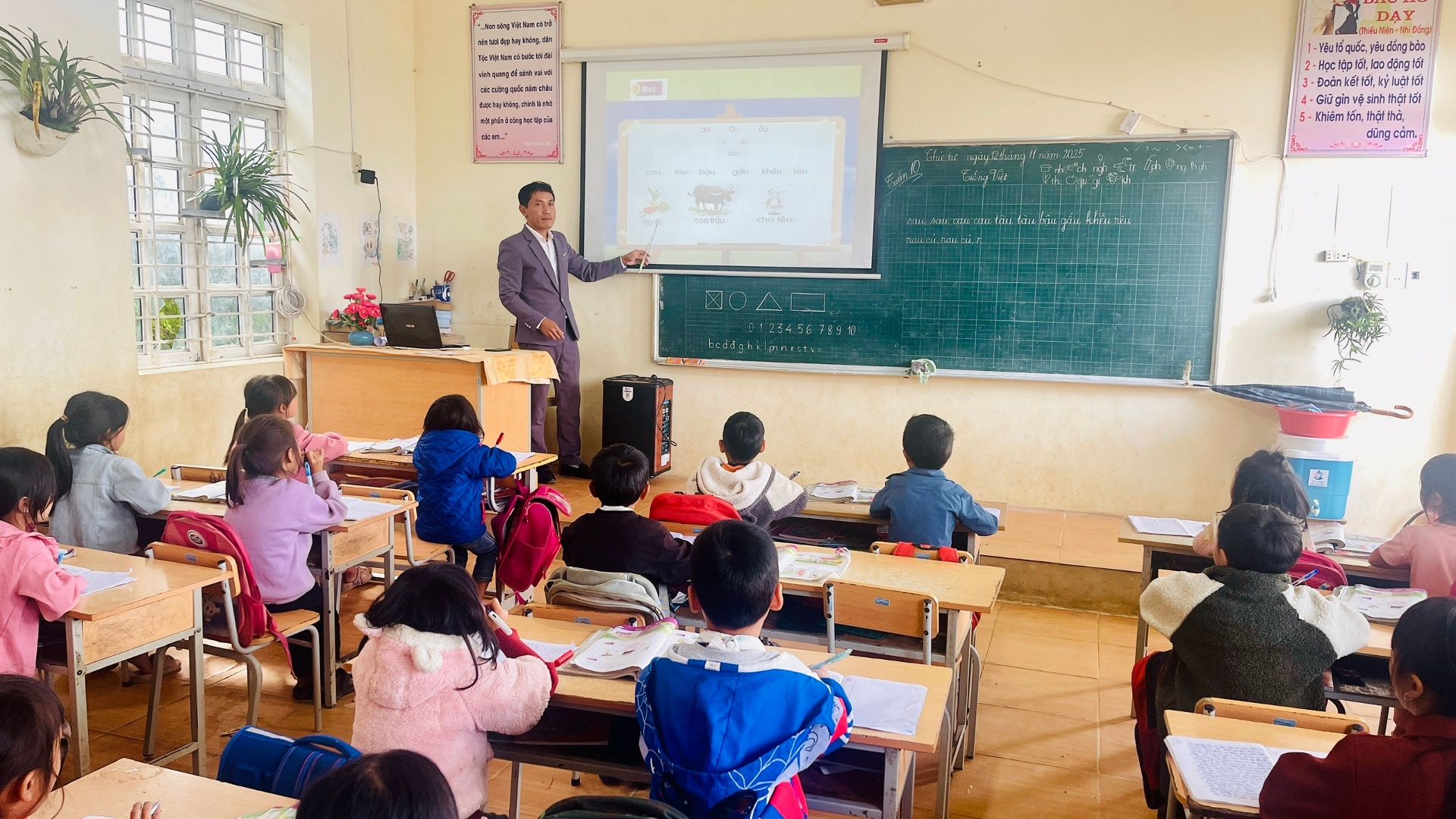 Lai Châu: Lặng thầm đưa đò để học trò được "sáng" chữ