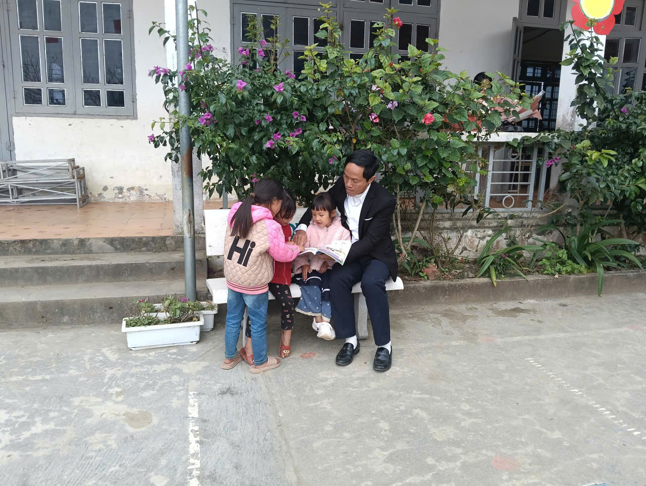 Lai Châu: Lặng thầm đưa đò để học trò được "sáng" chữ