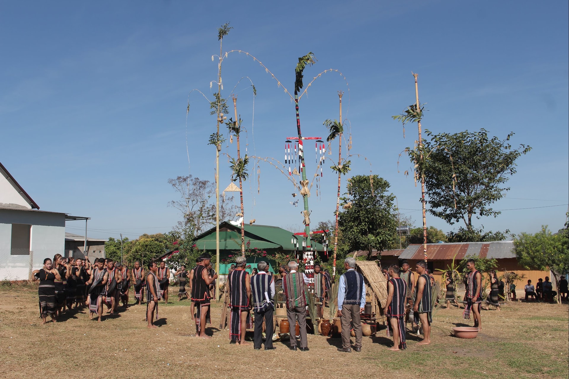 Lâm Đồng: Cây nêu trong văn hóa tín ngưỡng của người K’ho Lâm Đồng: Cây nêu trong văn hóa tín ngưỡng của người K’ho
