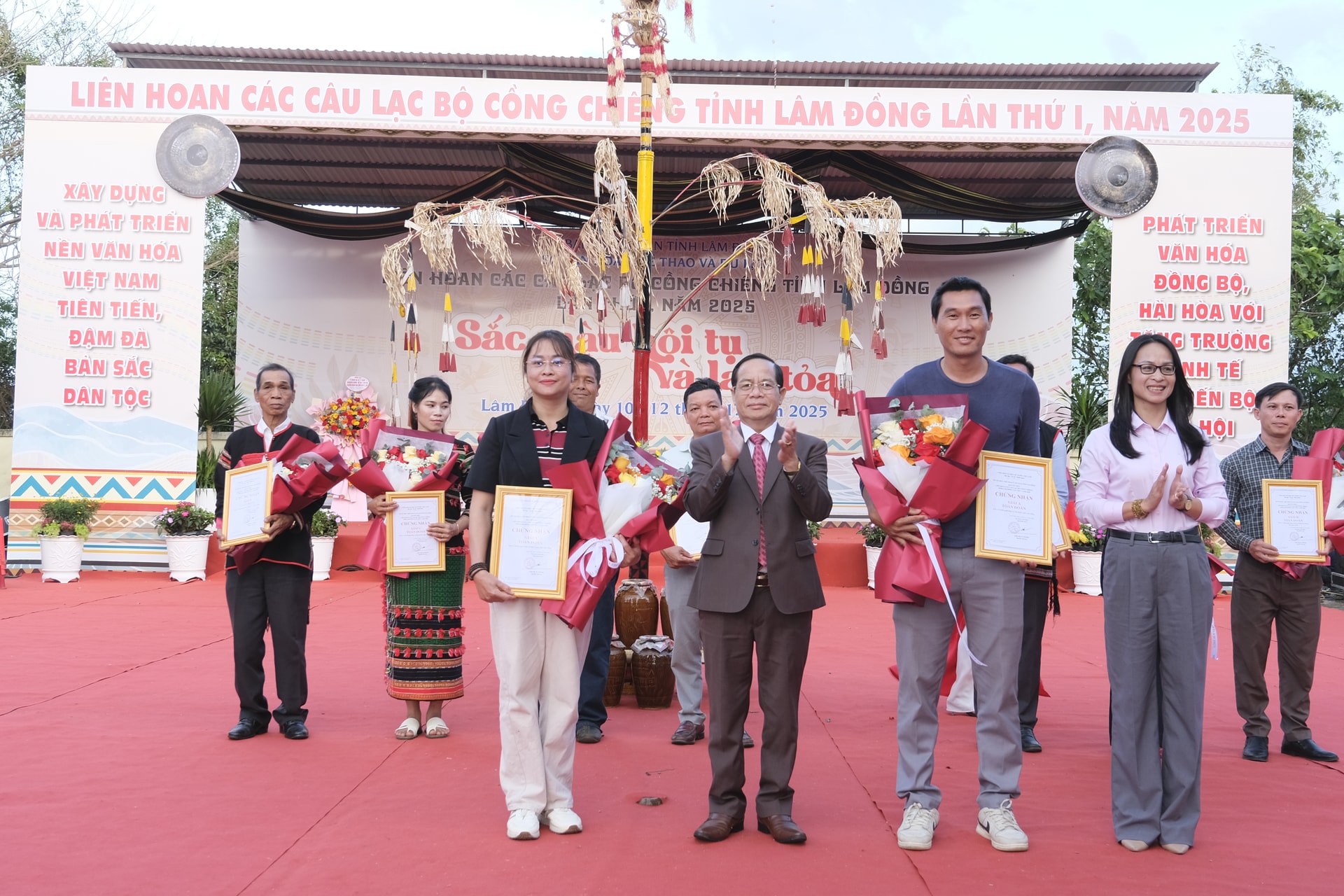 Lâm Đồng: Bế mạc Liên hoan Các câu lạc bộ cồng chiêng tỉnh Lâm Đồng: Bế mạc Liên hoan Các câu lạc bộ cồng chiêng tỉnh