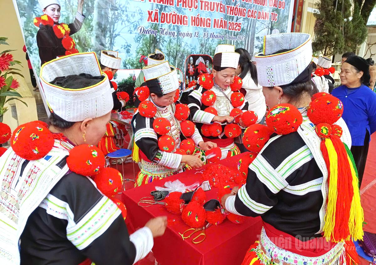Tuyên Quang: Xã Đường Hồng tổ chức Hội thi thêu hoạ tiết, hoa văn trên trang phục người Dao đỏ năm 2025 Tuyên Quang: Xã Đường Hồng tổ chức Hội thi thêu hoạ tiết, hoa văn trên trang phục người Dao đỏ năm 2025