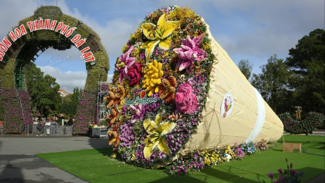 Lâm Đồng: Bó hoa làm từ 108 loại hoa tươi Đà Lạt xác lập kỷ lục...