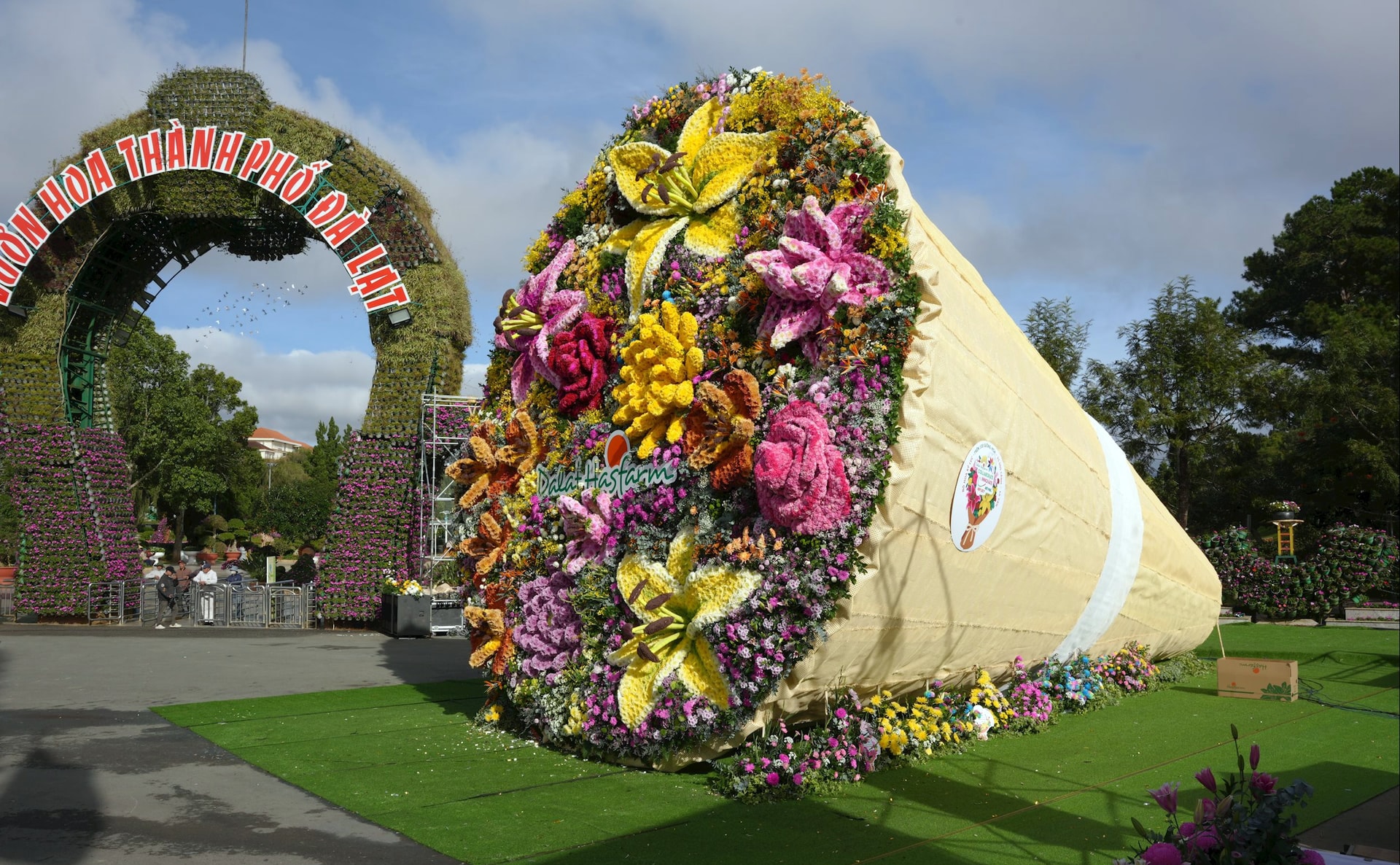 Lâm Đồng: Bó hoa làm từ 108 loại hoa tươi Đà Lạt xác lập kỷ lục... Lâm Đồng: Bó hoa làm từ 108 loại hoa tươi Đà Lạt xác lập kỷ lục...