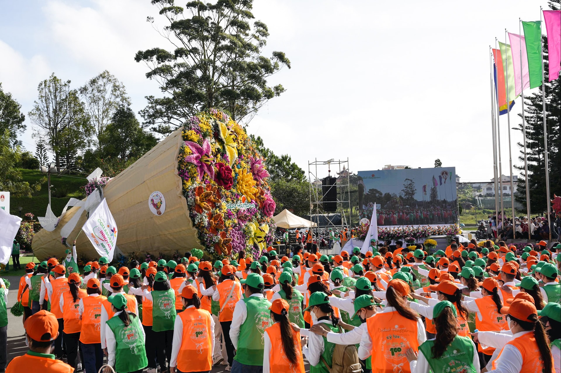 Lâm Đồng: Bó hoa làm từ 108 loại hoa tươi Đà Lạt xác lập kỷ lục... Lâm Đồng: Bó hoa làm từ 108 loại hoa tươi Đà Lạt xác lập kỷ lục...