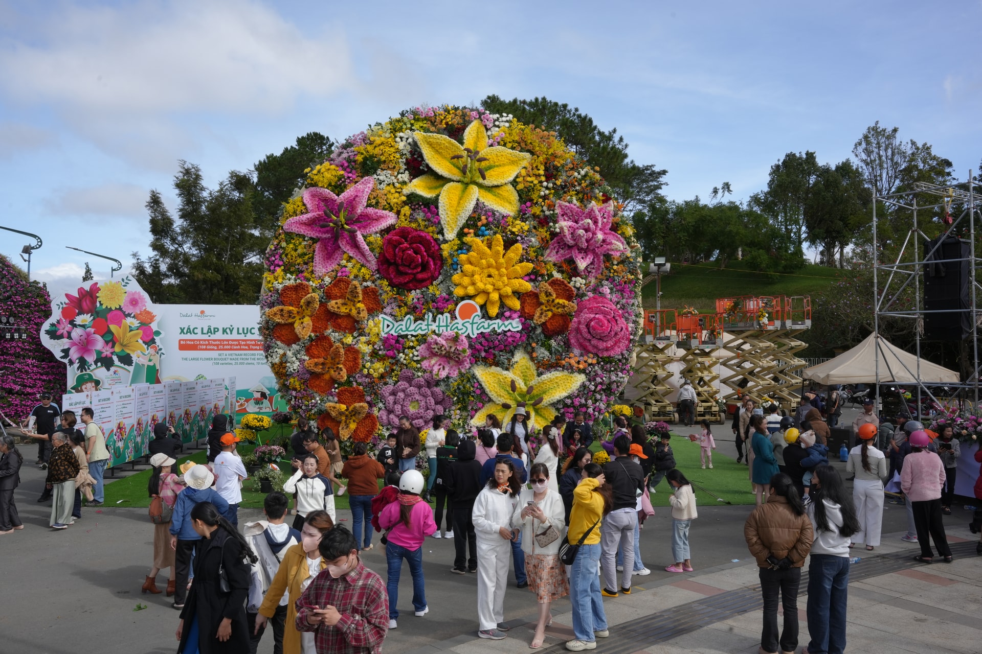 Lâm Đồng: Bó hoa làm từ 108 loại hoa tươi Đà Lạt xác lập kỷ lục... Lâm Đồng: Bó hoa làm từ 108 loại hoa tươi Đà Lạt xác lập kỷ lục...