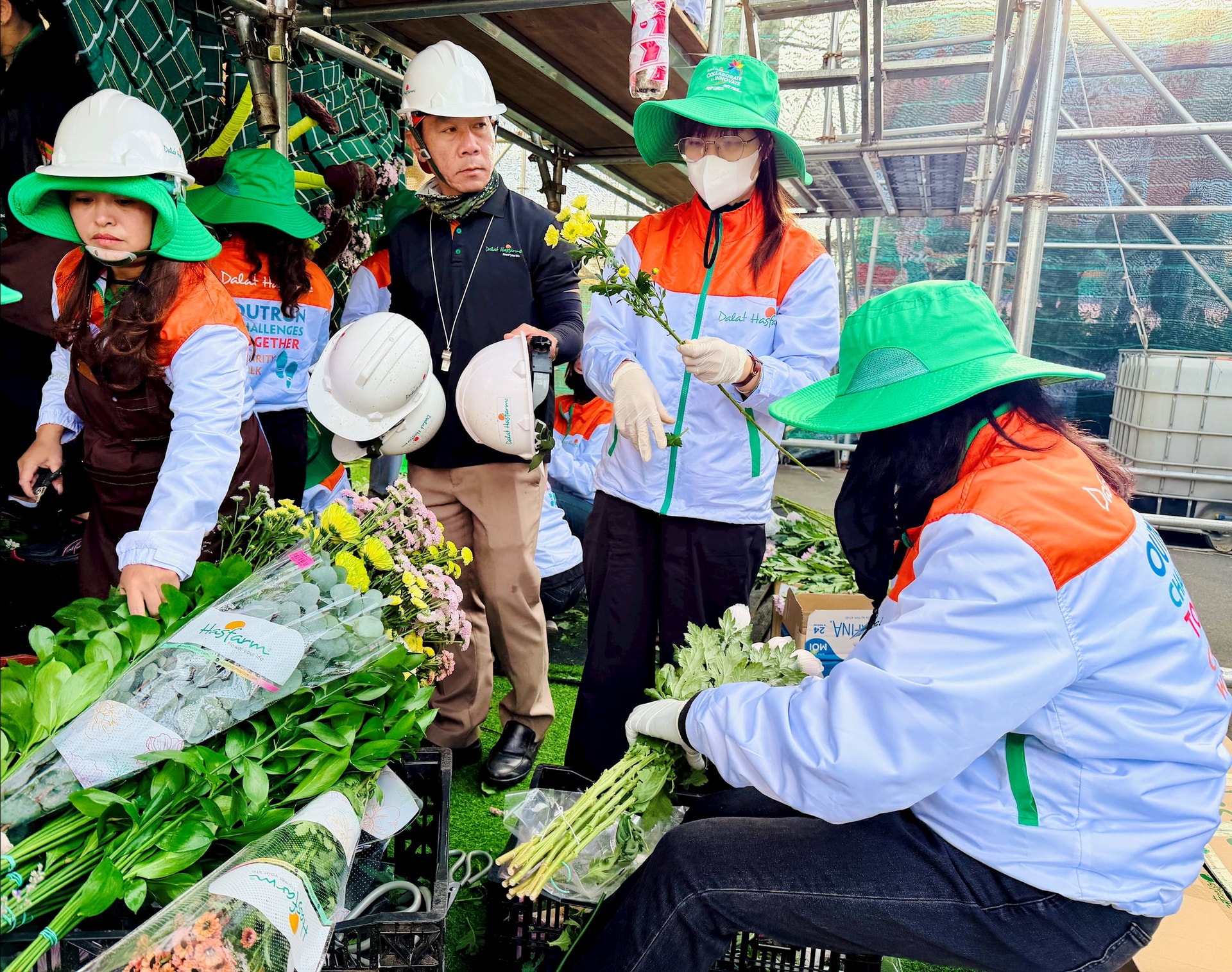 Lâm Đồng: Bó hoa làm từ 108 loại hoa tươi Đà Lạt xác lập kỷ lục... Lâm Đồng: Bó hoa làm từ 108 loại hoa tươi Đà Lạt xác lập kỷ lục...