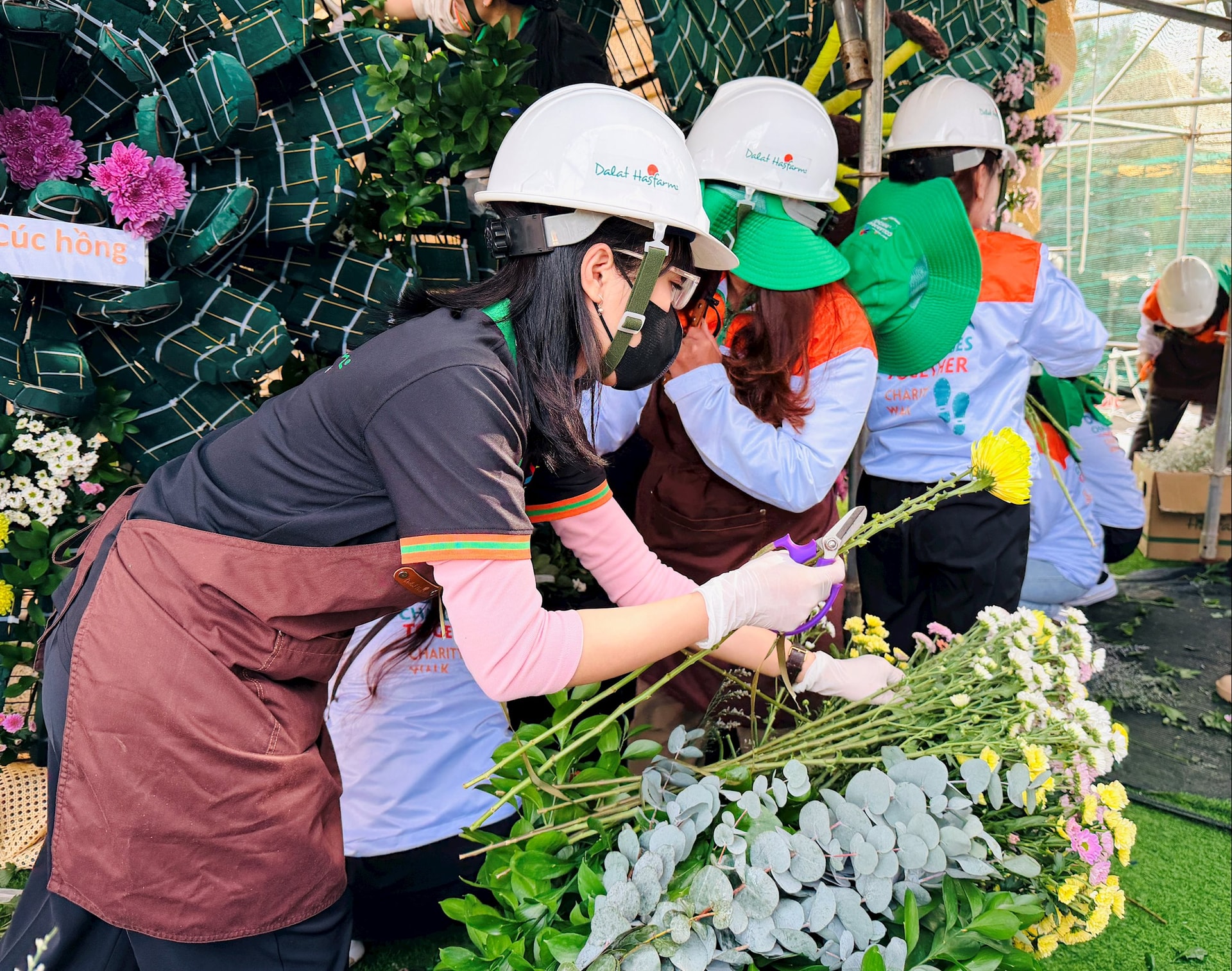 Lâm Đồng: Bó hoa làm từ 108 loại hoa tươi Đà Lạt xác lập kỷ lục... Lâm Đồng: Bó hoa làm từ 108 loại hoa tươi Đà Lạt xác lập kỷ lục...