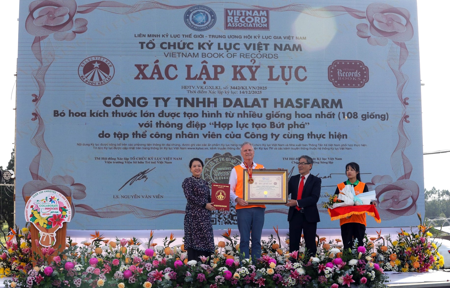 Lâm Đồng: Bó hoa làm từ 108 loại hoa tươi Đà Lạt xác lập kỷ lục... Lâm Đồng: Bó hoa làm từ 108 loại hoa tươi Đà Lạt xác lập kỷ lục...