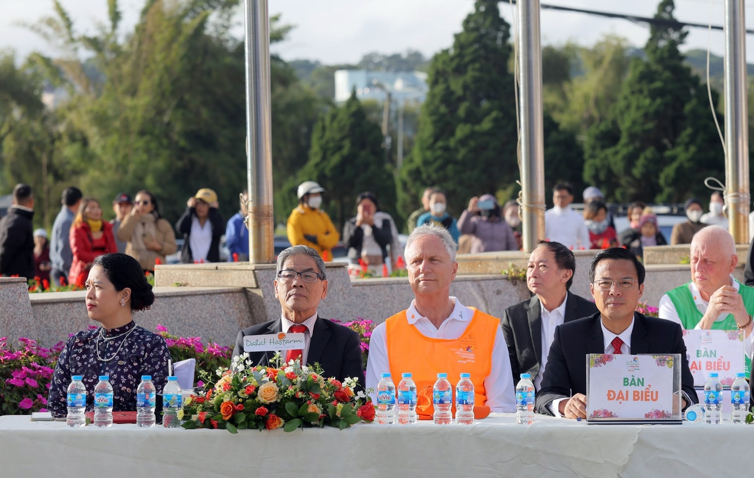 Lâm Đồng: Bó hoa làm từ 108 loại hoa tươi Đà Lạt xác lập kỷ lục... Lâm Đồng: Bó hoa làm từ 108 loại hoa tươi Đà Lạt xác lập kỷ lục...