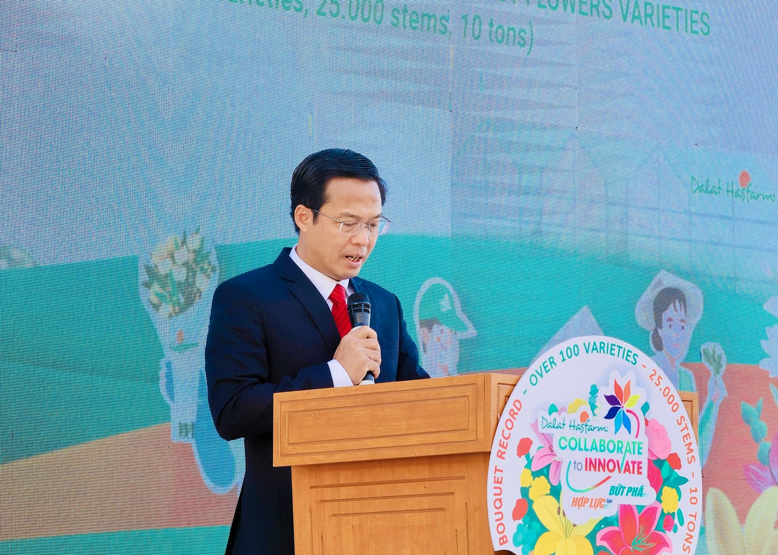 Lâm Đồng: Bó hoa làm từ 108 loại hoa tươi Đà Lạt xác lập kỷ lục... Lâm Đồng: Bó hoa làm từ 108 loại hoa tươi Đà Lạt xác lập kỷ lục...