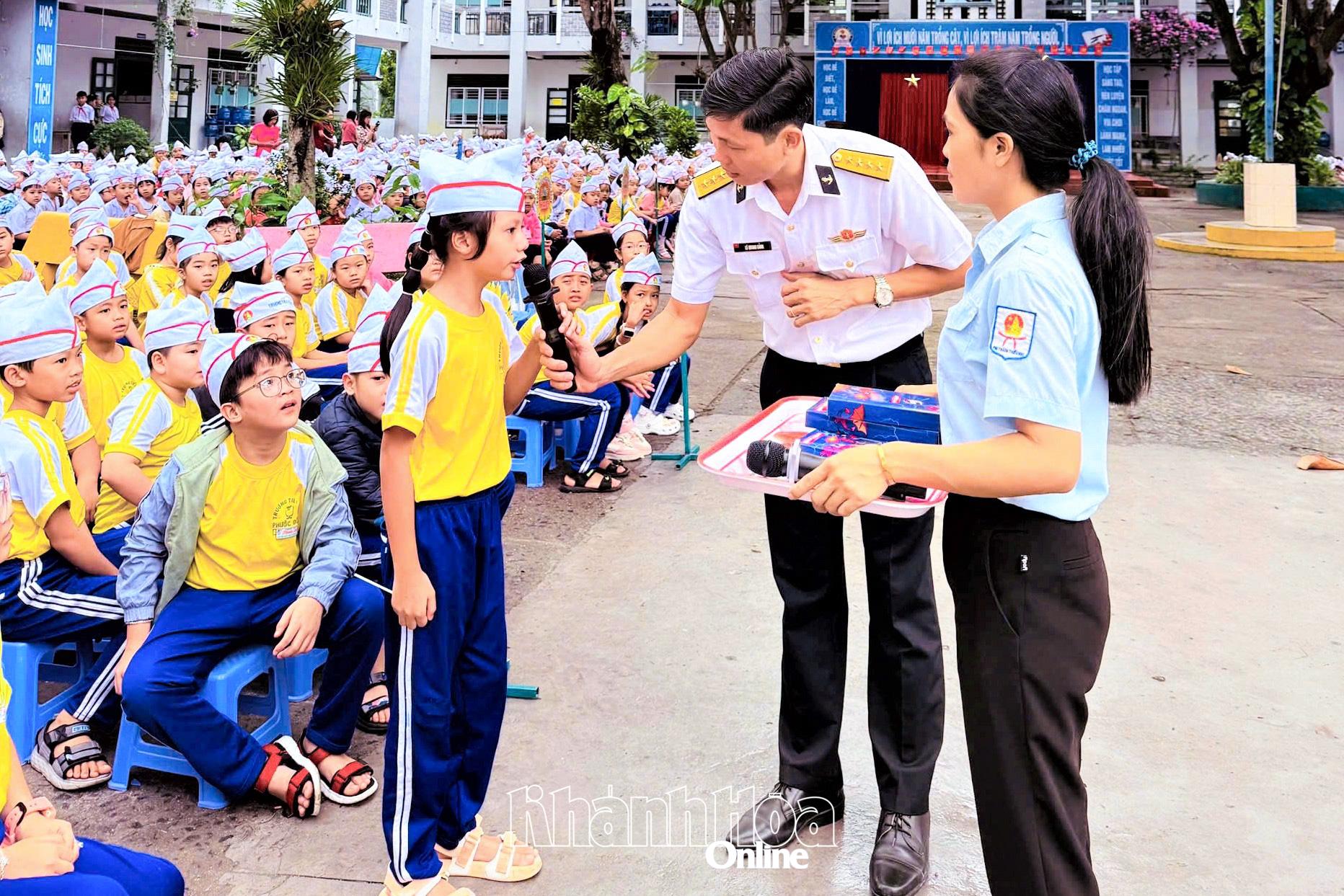 Khánh Hòa:Tuyên truyền, giáo dục về biển, đảo cho hơn 4.000 giáo viên, học sinh