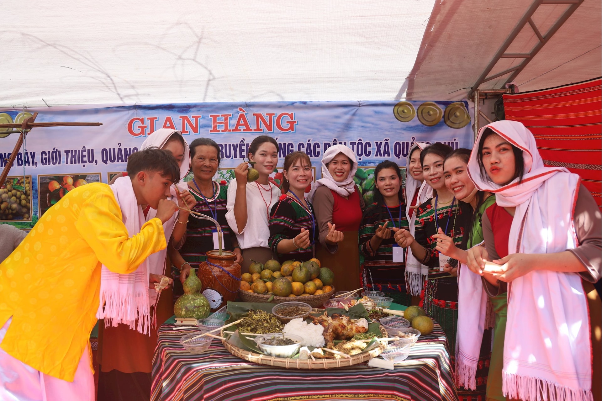 Lễ hội Cồng chiêng - Nơi sắc màu văn hóa cùng hòa... Lễ hội Cồng chiêng - Nơi sắc màu văn hóa cùng hòa...