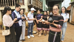 Người phụ nữ "dẫn dắt" đồng bào Gia Rai làm du lịch cộng đồng