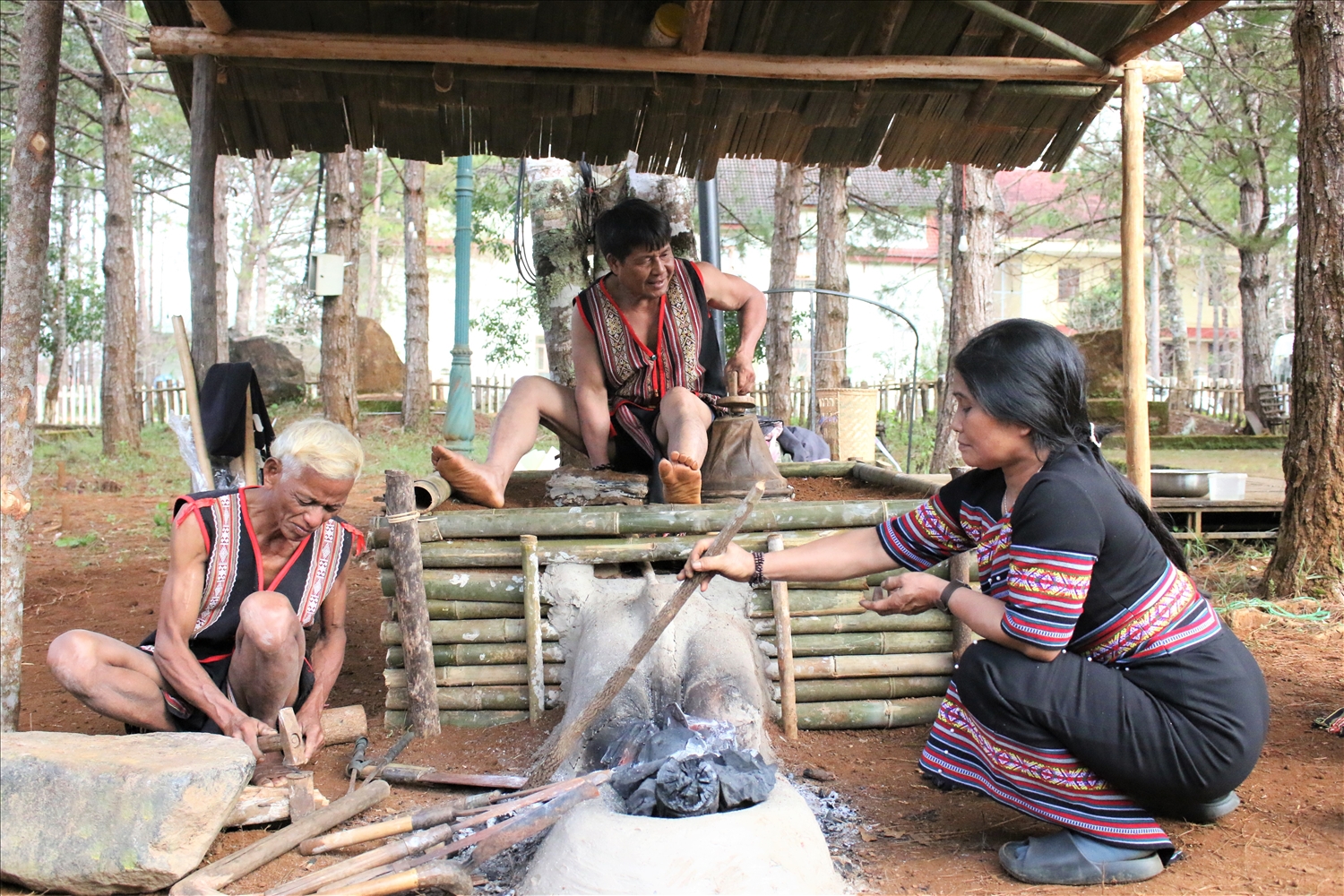 Khai mạc trưng bày và triển lãm nghề thủ công truyền thống của dân tộc Xơ Đăng tỉnh Quảng Ngãi