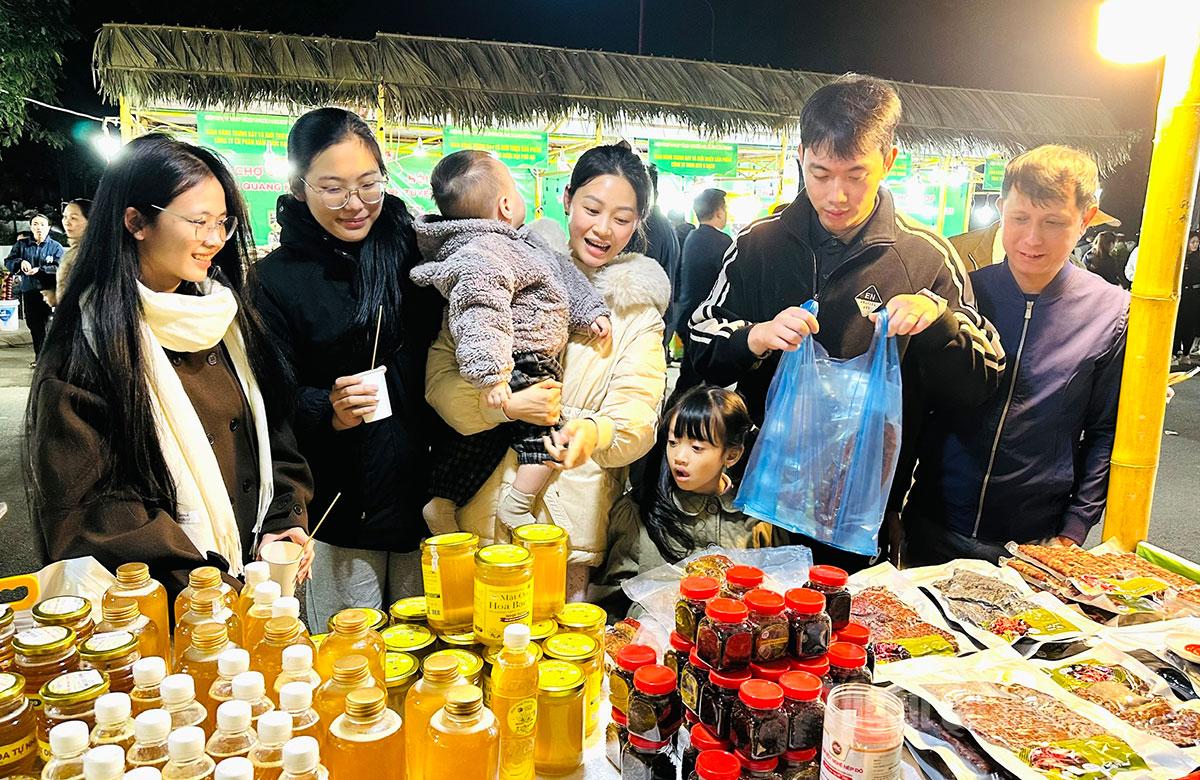 Tuyên Quang: Hơn 100 gian hàng OCOP tham gia hội chợ cuối năm 2025