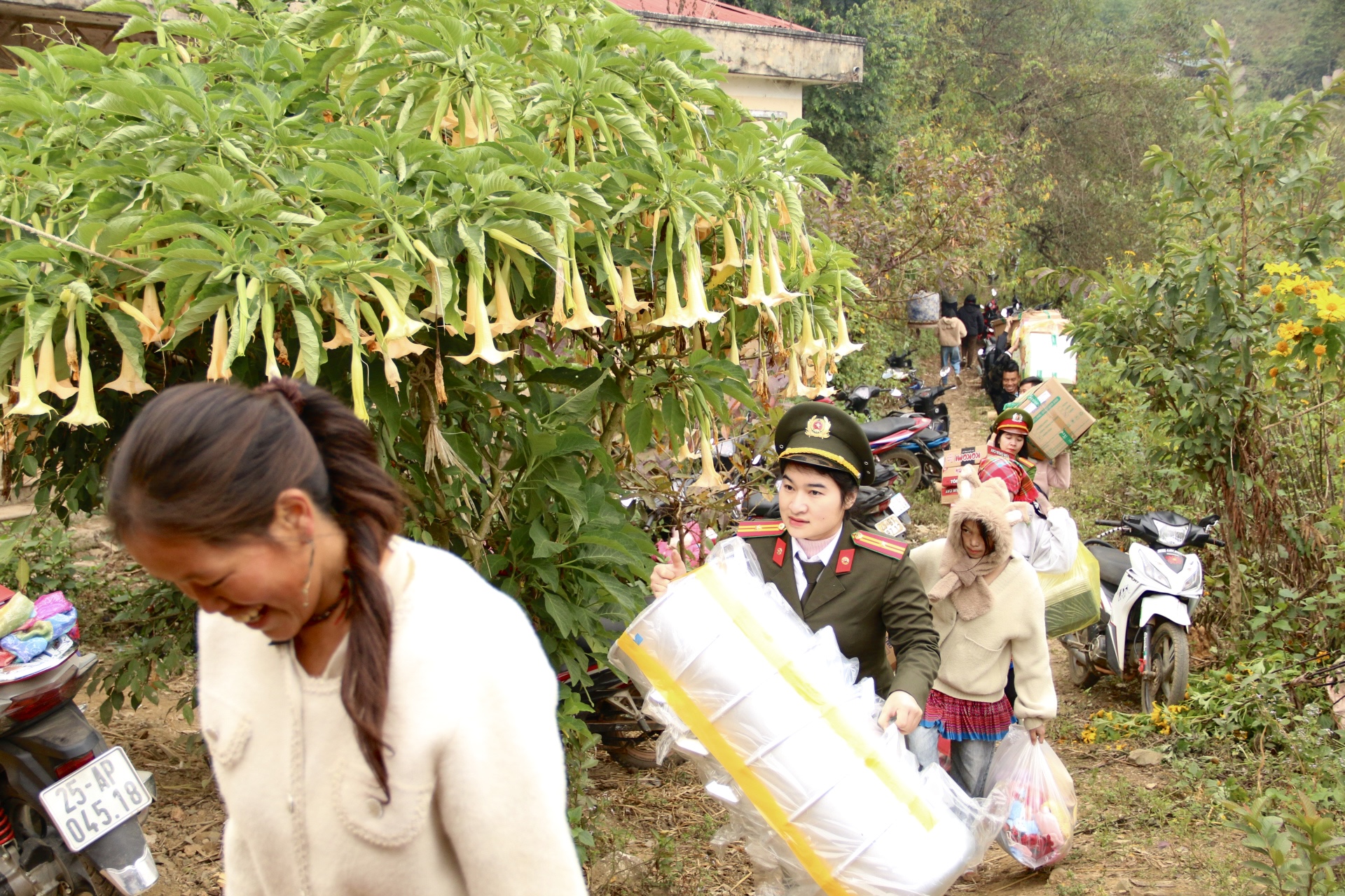 Lai Châu: Mang tết sớm lên bản nghèo vùng biên Dào San