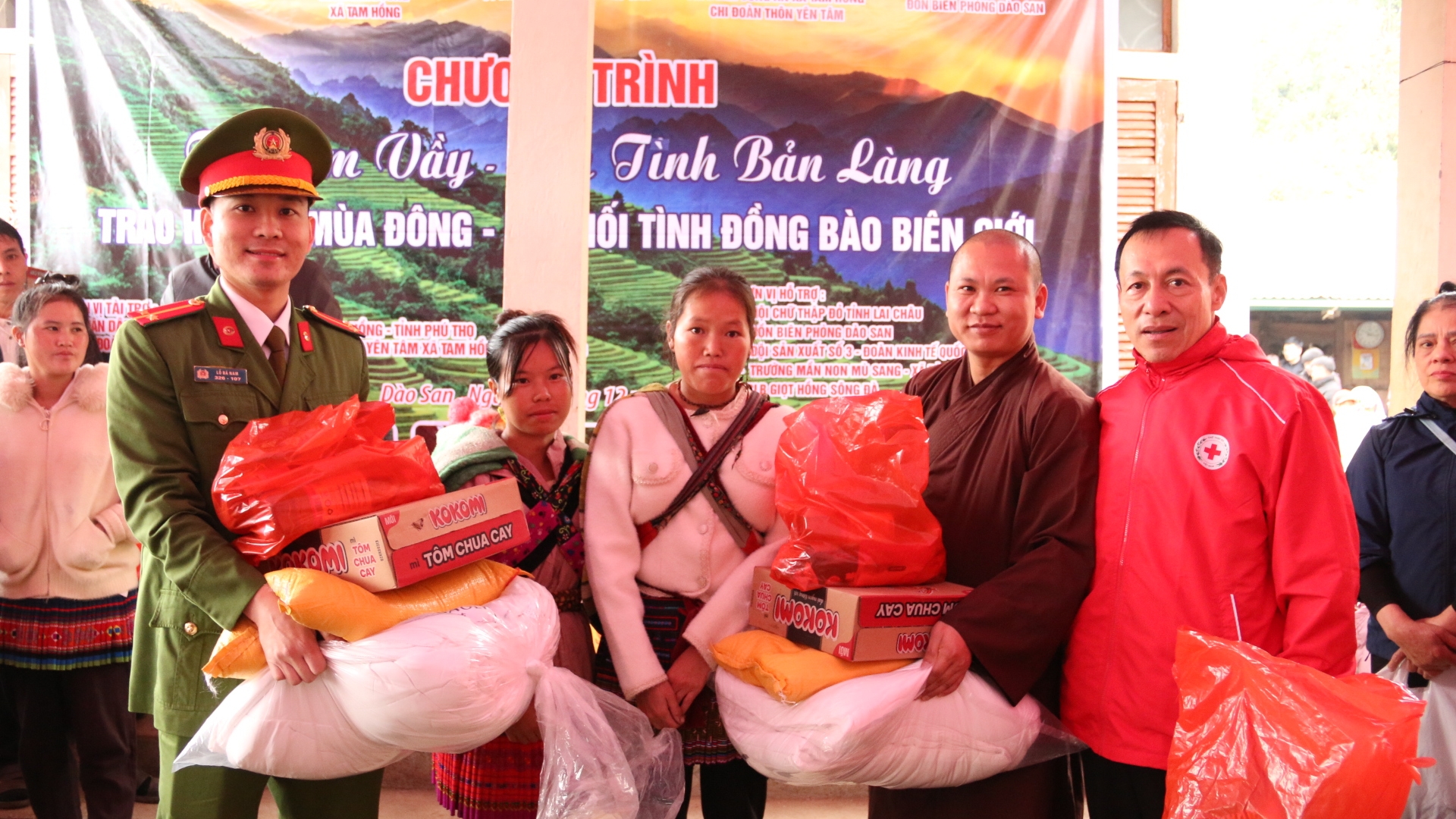 Lai Châu: Mang tết sớm lên bản nghèo vùng biên Dào San