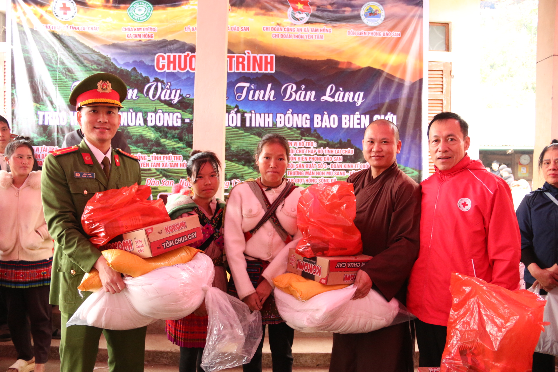 Lai Châu: Mang tết sớm lên bản nghèo vùng biên Dào San